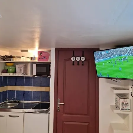 A Proche Universite *